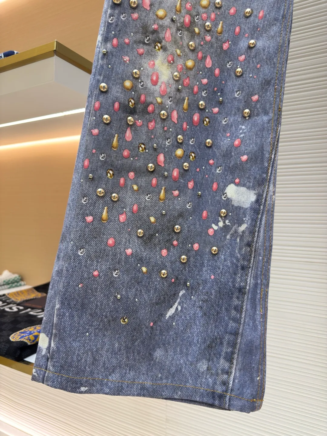 Acne Studios Japan Minami Aoyama capsule series jeans ●Authentic product: 7599 purchase and development ●Item number: 1680089-B10 ●Material: denim fabric ●Technology: three-dimensional beading ●Version: loose version ●Weight: about 625 grams ●Size: 34-36-38-40 ●Description: Part of the printing part is three-dimensional beading, the effect of the collision of the two processes! The overall wiring is straight and delicate, the fabric is comfortable and soft, and the color is consistent without color difference. It can be matched with the same style to create a fashionable look and control various occasions. Customized accessories, complete with three standards, same style for men and women!